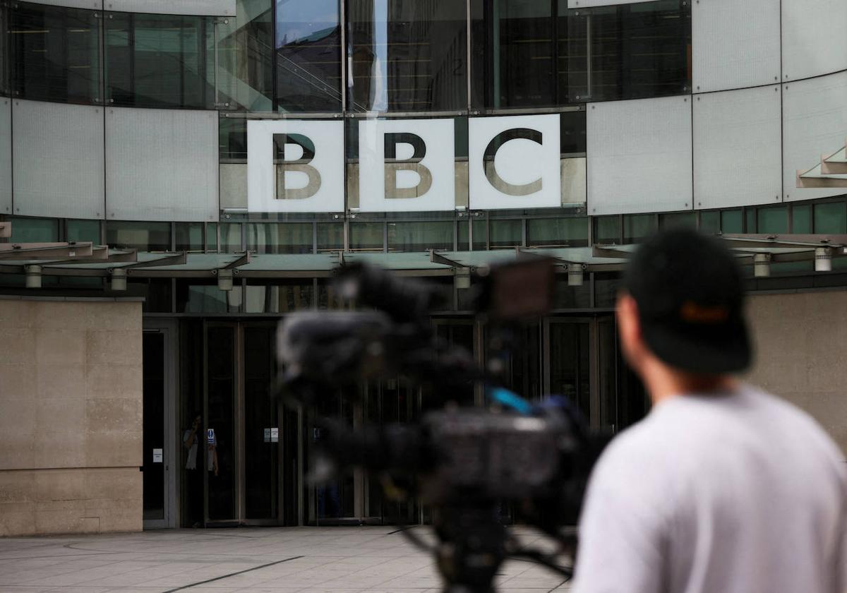 La entrada a la sede de la BBC en Londres lleva días rodeada de periodistas de diferentes medios.