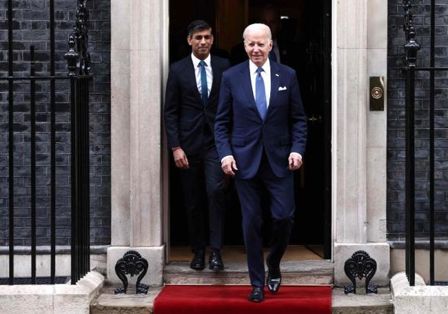 El presidente de EE UU y el primer ministro británico, Risshi Dunak, tras su reunión en Downing Street.