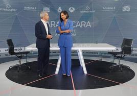 Las sillas vacías que hoy ocuparán los dos líderes en el plató de Atresmedia, en el duelo moderado por Vicente Vallés y Ana Pastor.