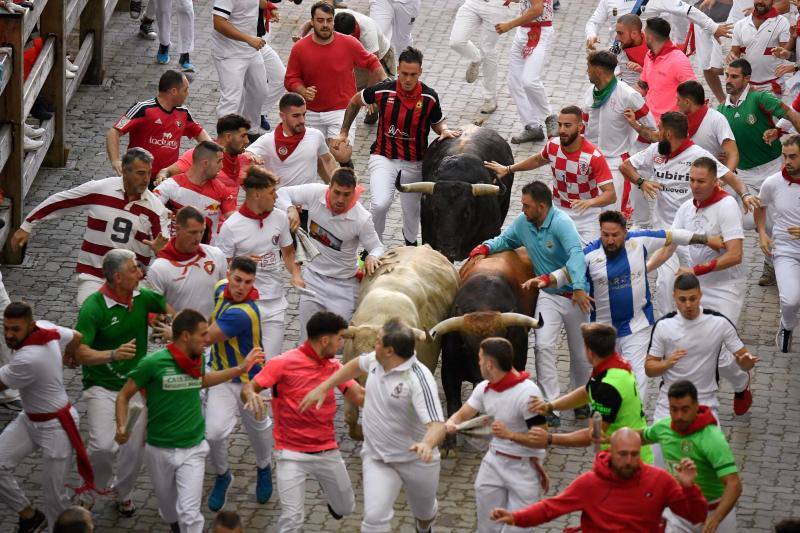 El cuarto encierro de San Fermín ha sido protagonizado por la ganadería de Fuente Ymbro. La carrera ha durado 2 minutos y 21 segundos.