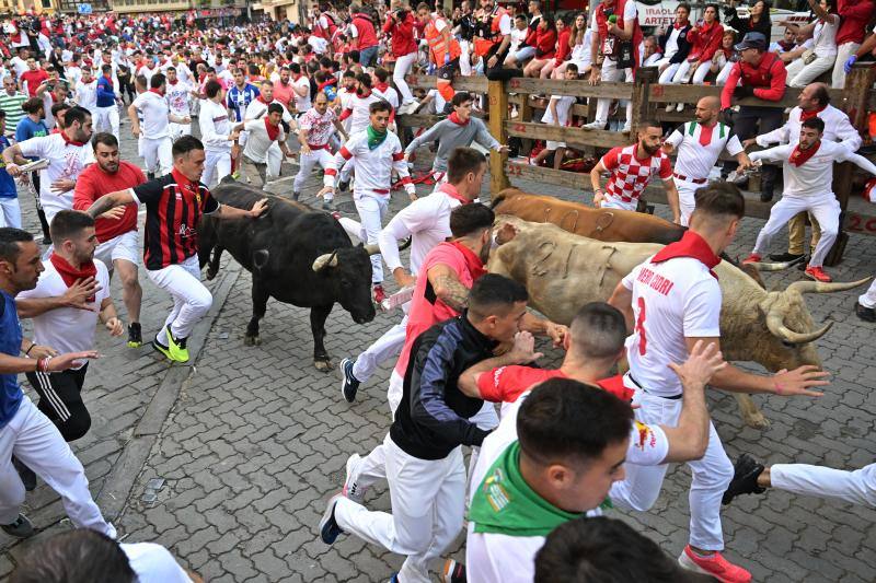 El cuarto encierro de San Fermín ha sido protagonizado por la ganadería de Fuente Ymbro. La carrera ha durado 2 minutos y 21 segundos.