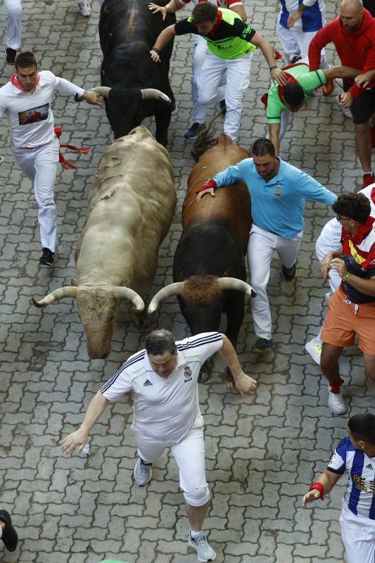 Los momentos de mayor tensión se han vivido en la curva de Mercaderes e inicio de la calle Estafeta, donde un toro ha enganchado y volteado a tres mozos.