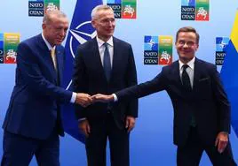 El presidente turco, Recep Tayyip Erdogan, y el primer ministro sueco, Ulf Kristersson, se saludan en Vilna en presencia del secretario general de la OTAN, Jens Stoltenberg.