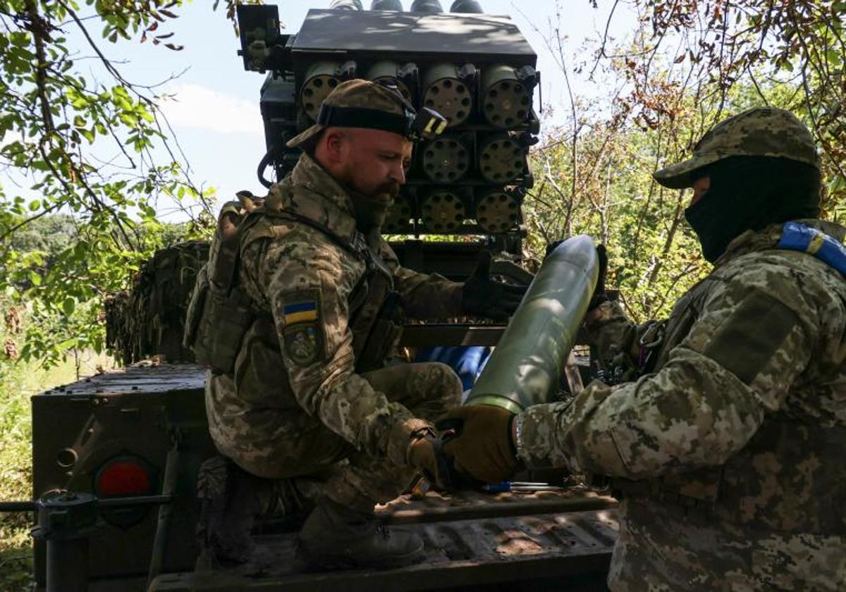 Militares ucranianos lanzan proyectiles contra las tropas rusas cerca de la ciudad de Bajmut.