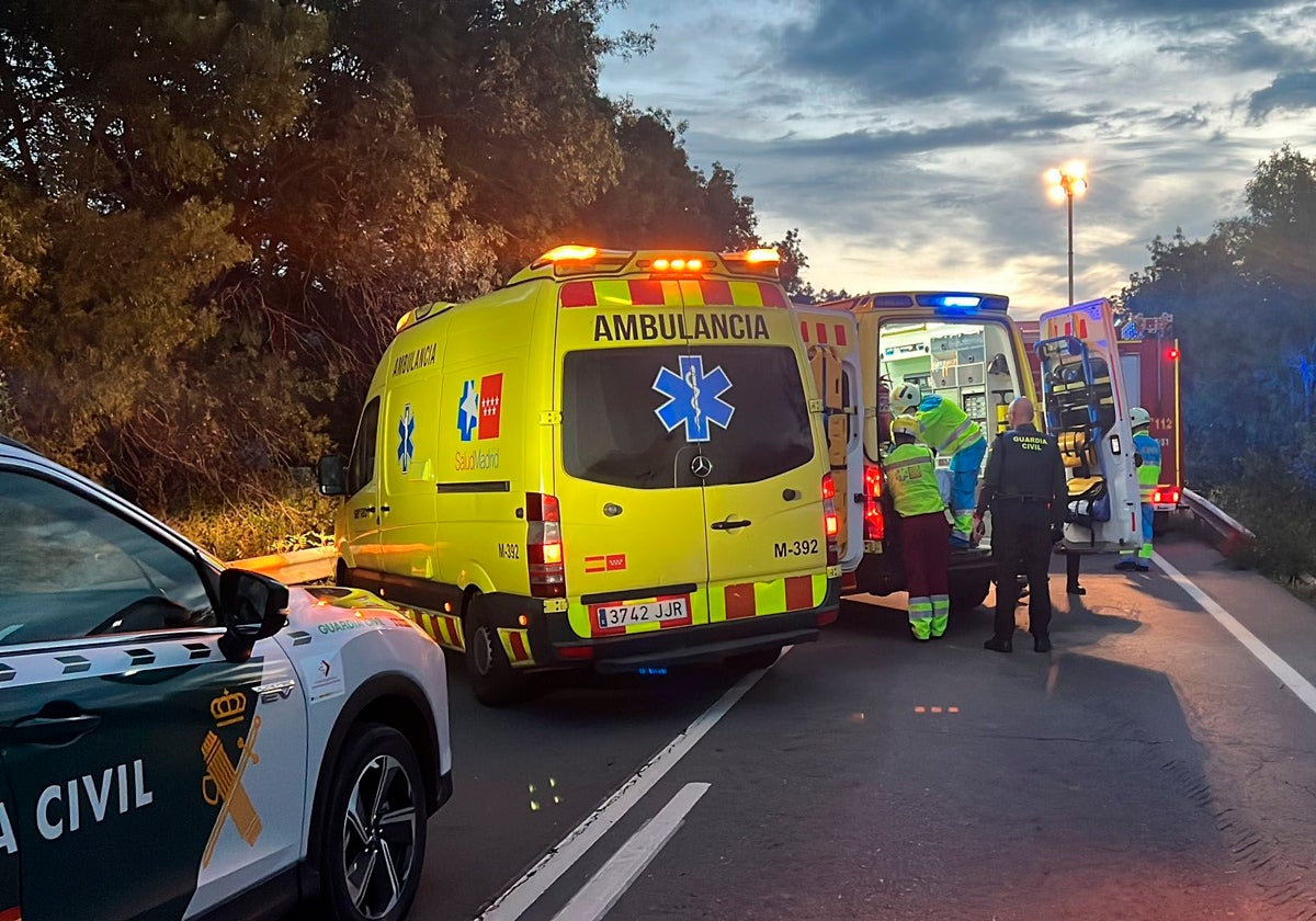 Los equipos de emergencia atienden a las víctimas de un accidente mortal en Madrid.