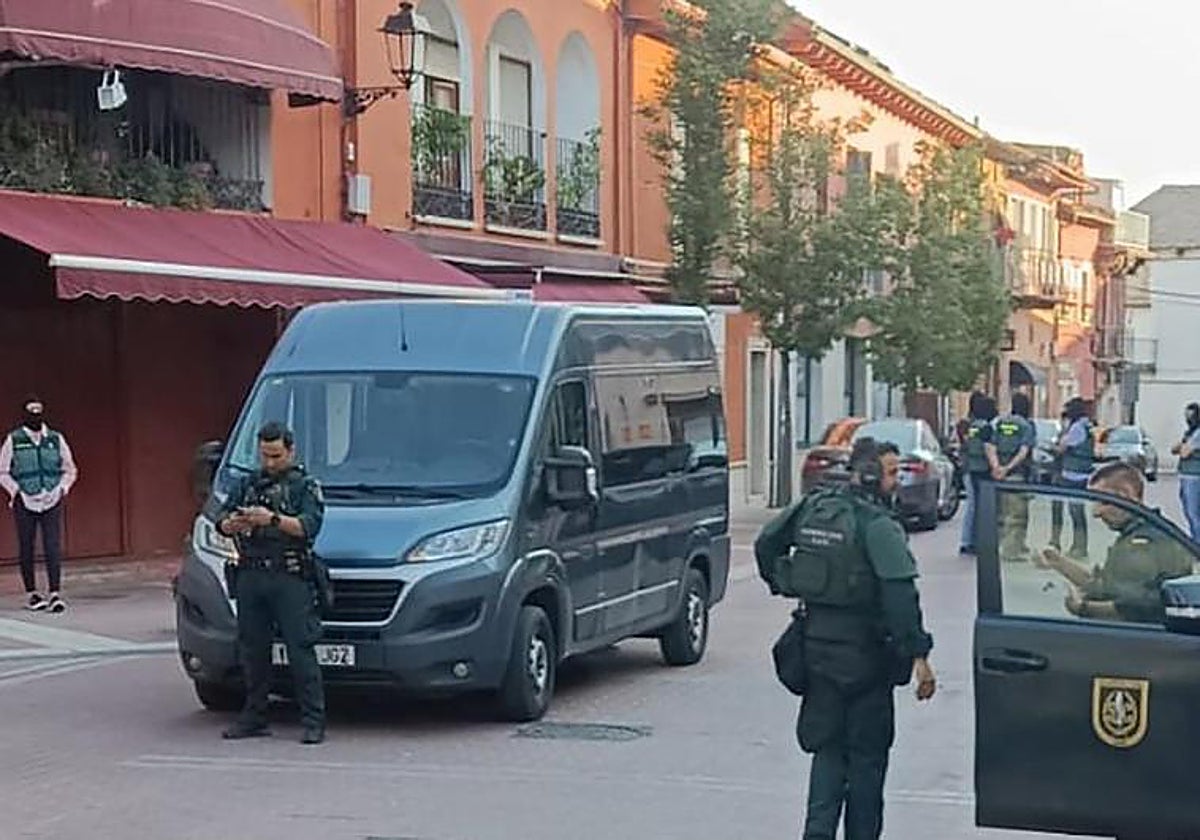 Agentes del GAR de la Guardia Civil desplegados este martes en Tudela del Duero (Valladolid).