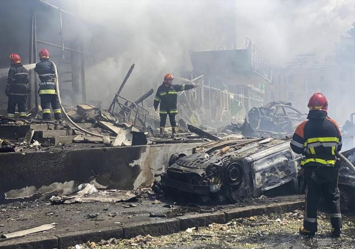 Un ataque contra la localidad de Vinnytsia, en el centro-oeste de Ucrania, dejó al menos veinte muertos y decenas de heridos.