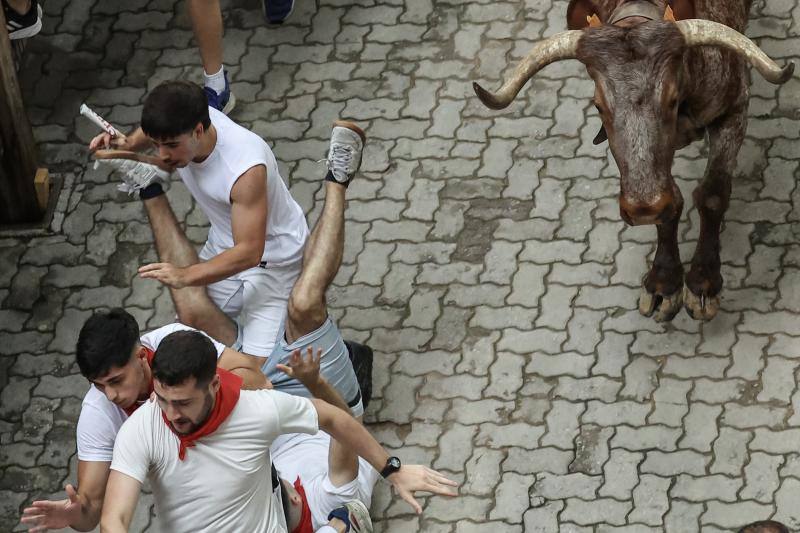 El encierro ha tenido los momentos más peligrosos en el primer tramo. 