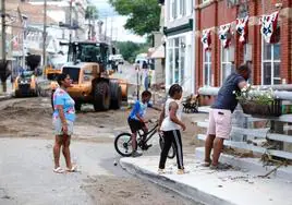 Una familia observa los daños causados por las fuertes lluvias en Highland Falls, Nueva York.