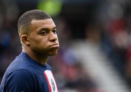 Kylian Mbappé resopla durante un partido del PSG.