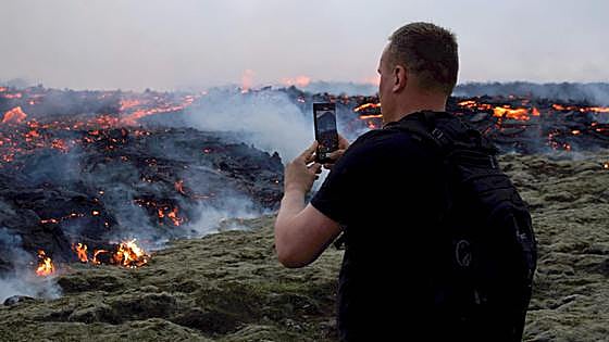 Un volcán de Islandia erupciona a 30 kilómetros de la capital