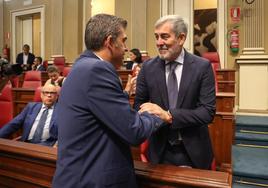 El presidente del PP de Canarias, Manuel Domínguez, saluda a Fernando Clavijo
