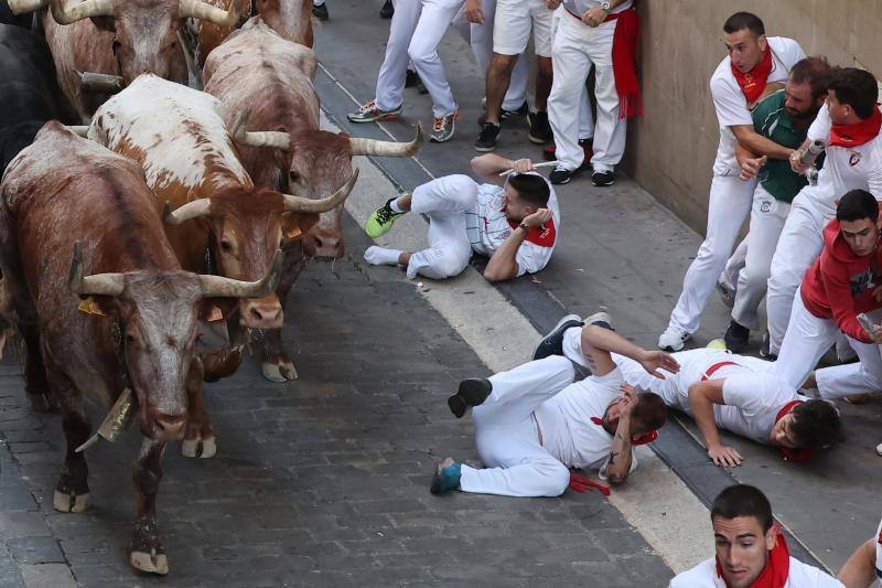 El sexto encierro de San Fermín, en imágenes