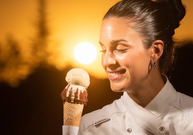 Inés Vega posa con el helado con el que ganó el mejor sabor de España.