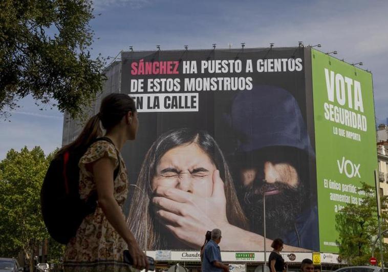 Vox cuelga una lona en Madrid culpando a Sánchez del 'solo sí es sí'