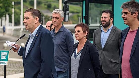 Las víctimas denuncian el «cinismo» de Bildu por criticar el lema 'Que te vote Txapote'
