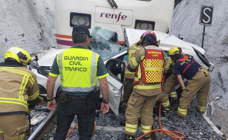 Un fallecido y dos al arrollar un tren a un turismo sobre la vía en Lugo