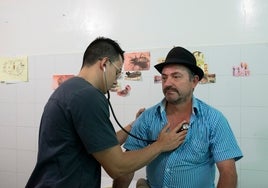 Un médico ausculta a un posible enfermo de Chagas en Colombia.