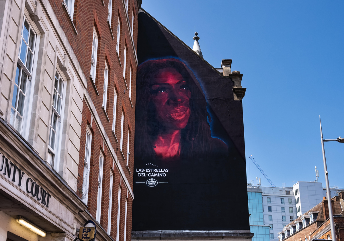 El mural representa la imagen de la cantante británica Heather Small, conocida vocalista de la banda de música dance de los 90, M People (Reading).