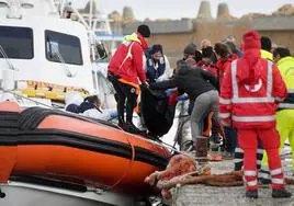 La Guardia Costera italiana lleva el cuerpo de un migrante fallecido tras un naufragio