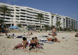 Turistas en una playa de Palma de Mallorca.