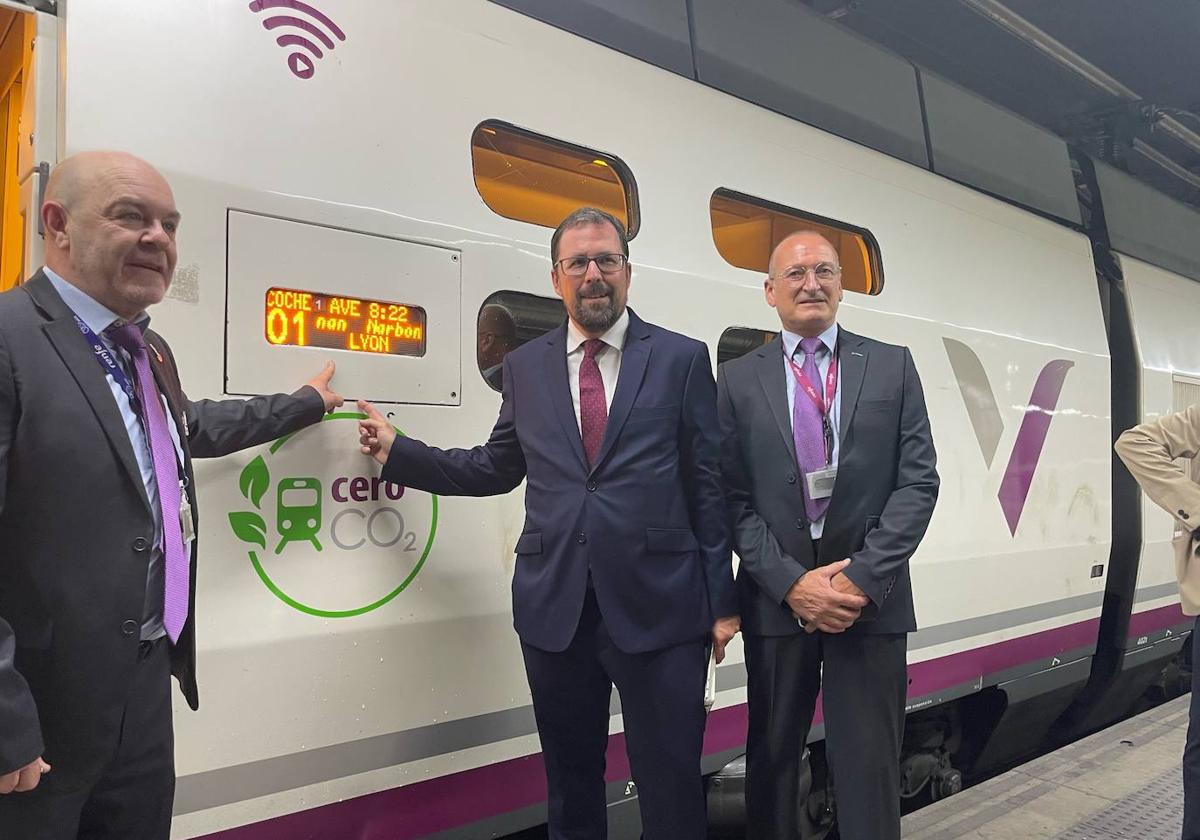 El presidente de Renfe, Raúl Blanco (c), con dos maquinistas del nuevo servicio.