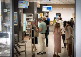 Ciudadanos hacen cola en una oficina de Correos.