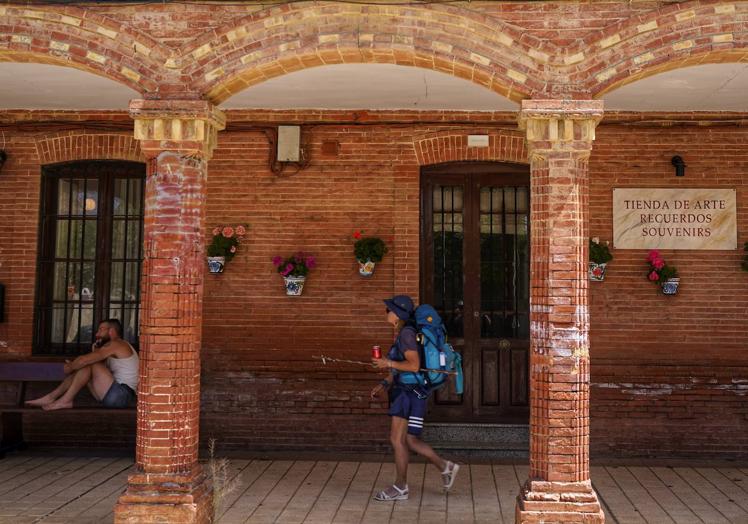 Imagen principal - 1. Una peregrina recién hallada se dirige al albergue. 2. Tres niños se divierten en la piscina municipal. 3. Las esclusas del Canal de Castilla son uno de los principales atractivos de Frómista.