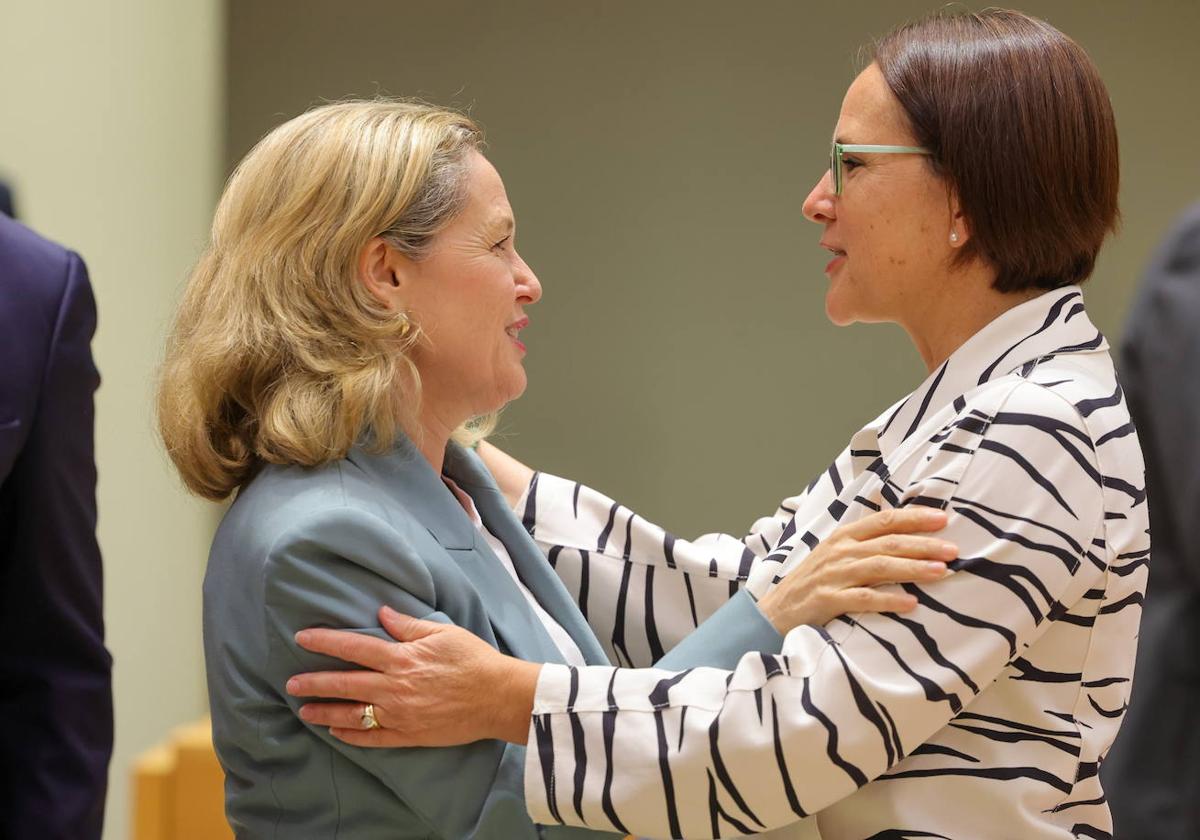 La vicepresidenta Nadia Calviño y su humóloga de Luxemburgo, Yuriko Backes, este viernes en el Ecofin.