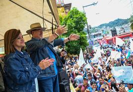 El candidato presidencial guatemalteco Bernardo Arévalo durante el lanzamiento de su campaña para la segunda vuelta electoral