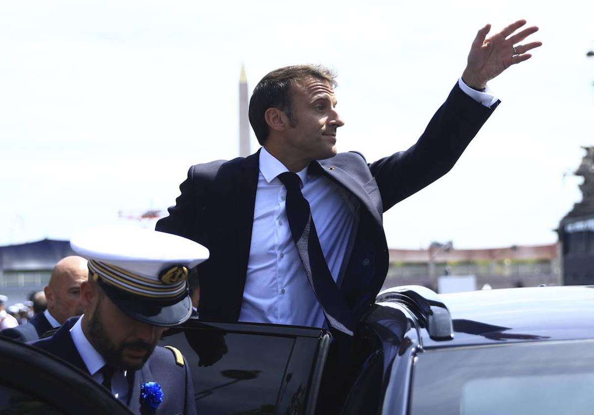 El presidente francés, Emmanuel Macron, saluda en el desfile de la Fiesta Nacional.