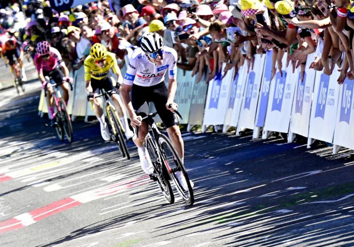 Tadej Pogacar, por delante de Jonas Vingegaard en la subida al Grand Colombier.