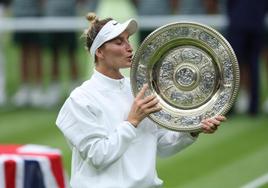 Marketa Vondrousova besa el trofeo logrado en Wimbledon