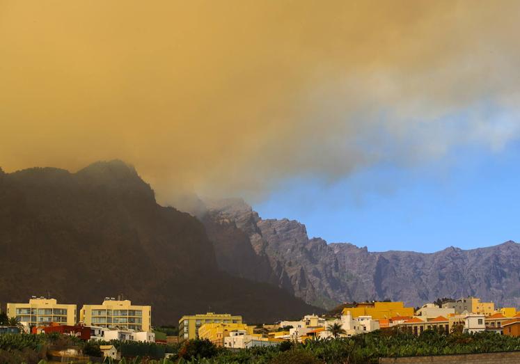 Vista desde el municipio de Los Llanos de Aridane de la columna de humo del incendio forestal declarado en Puntagorda.