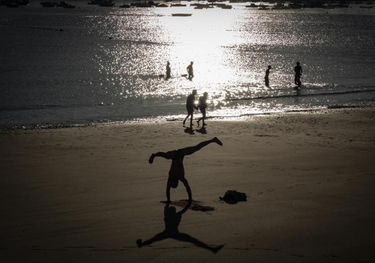 Un hombre hace ejercicio a primera hora de este viernes en la playa de Ondarreta, en San Sebastián.