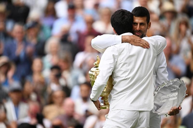 Djokovic y Alcaraz se abran tras recibir los trofeos