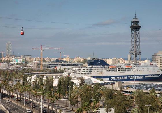 Un gran crucero anclado en el Puerto de Barcelona.