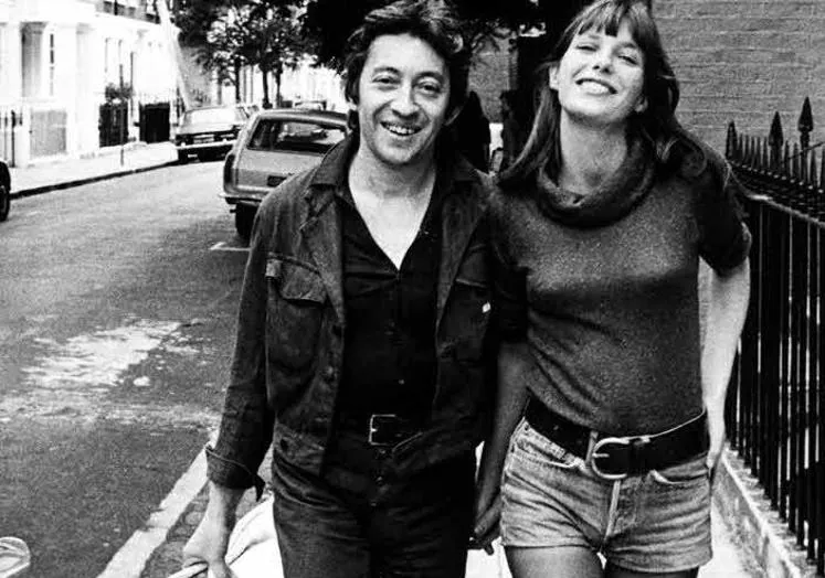 Serge Gainsbourg y Jane Birkin, que fueron pareja durante 13 años, pasean por París.