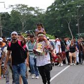 Una caravana de un millar de migrantes avanza en México rumbo a Estados Unidos