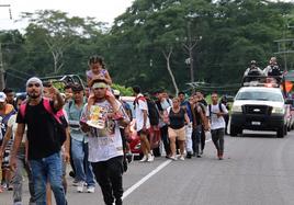 Migrantes caminan en caravana en la ciudad mexicana de Tapachula para intentar llegar a EE UU.