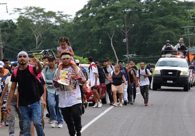 Una caravana de un millar de migrantes avanza en México rumbo a Estados Unidos