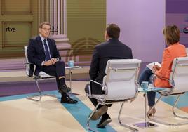 El presidente del PP, Alberto Núñez Feijóo, durante su entrevista en TVE.