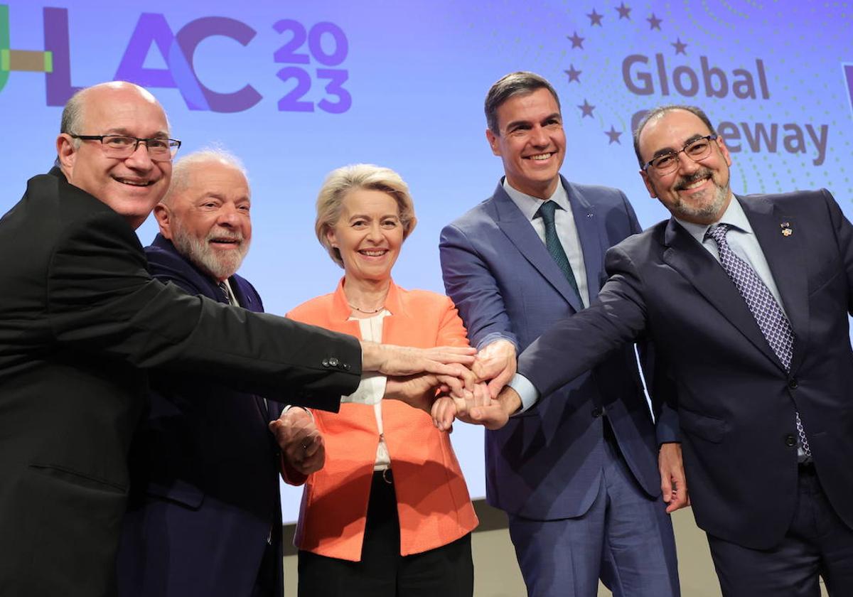 Líderes europeos y latinoamericanos en el marco de la cumbre UE-CELAC en Bruselas