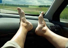 Advierten del gran peligro de ir el el coche con los pies en el salpicadero