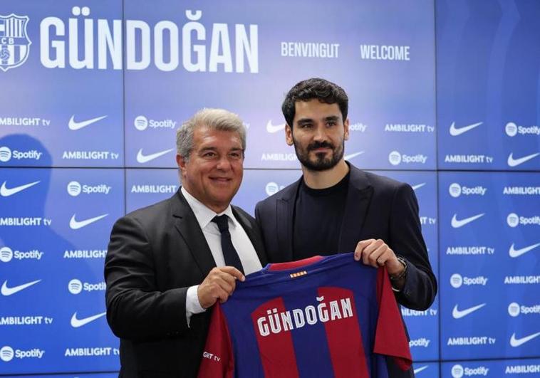 Ilkay Gündogan, junto a Joan Laporta en su presentación como jugador del Barça.