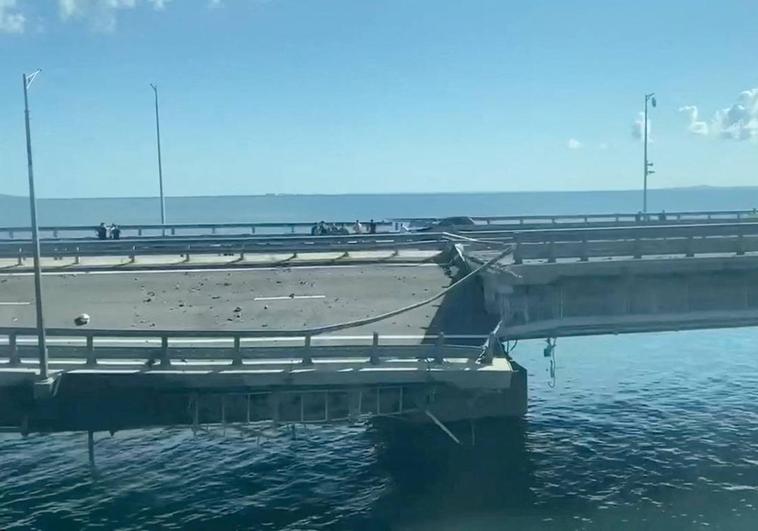 Daños ocasionados en el Puente de Crimea.