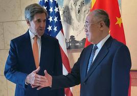 El enviado especial de EE UU para el clima, John Kerry, se reúne con su homólogo chino, Xie Zhenhua, en Pekín