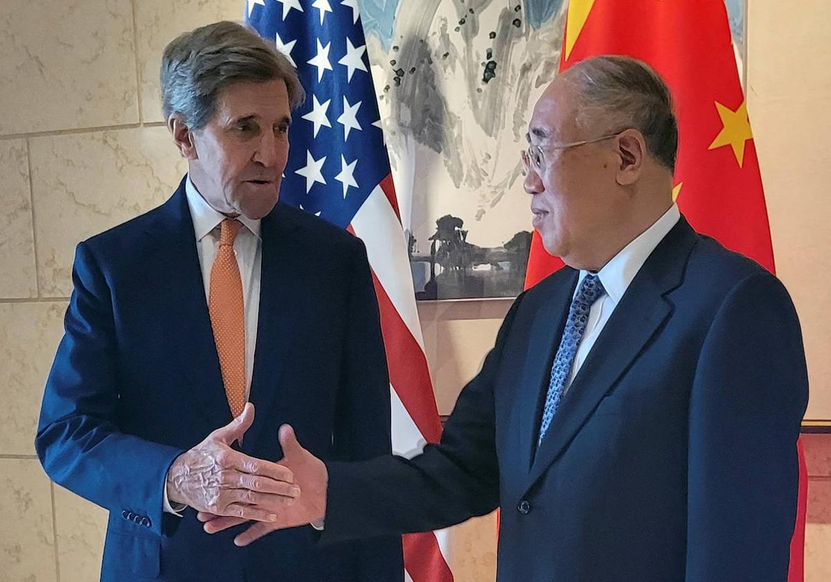 El enviado especial de EE UU para el clima, John Kerry, se reúne con su homólogo chino, Xie Zhenhua, en Pekín