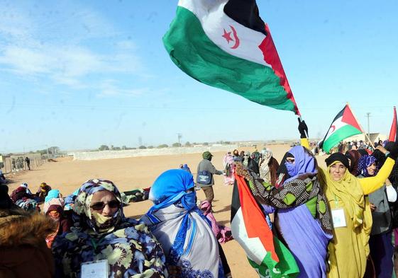 Mujeres saharahuis reciben con banderas a los participantes de un congreso del Frente Polisario celebrado el pasado año en Dakhla.