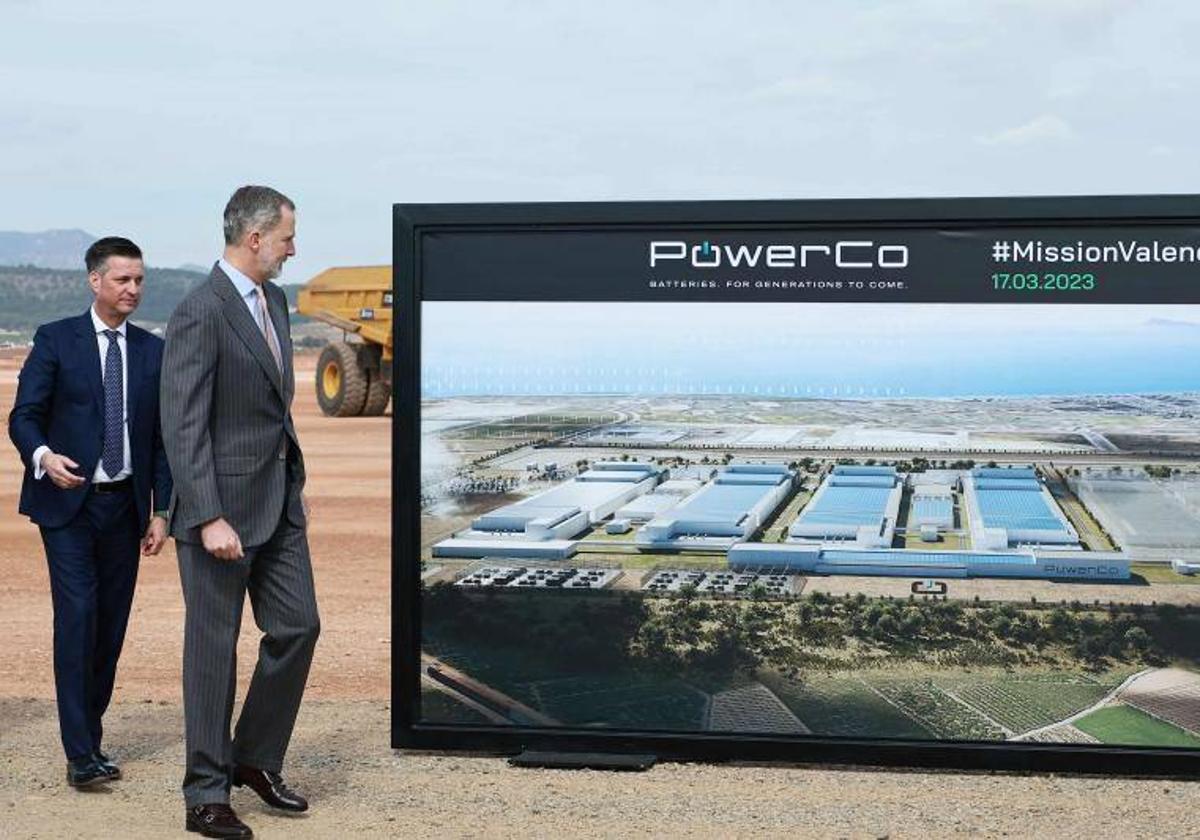 Felipe VI, en su visita a los terrenos de la gigafactoría de baterías de Volkswagen en Sagunto (Valencia).